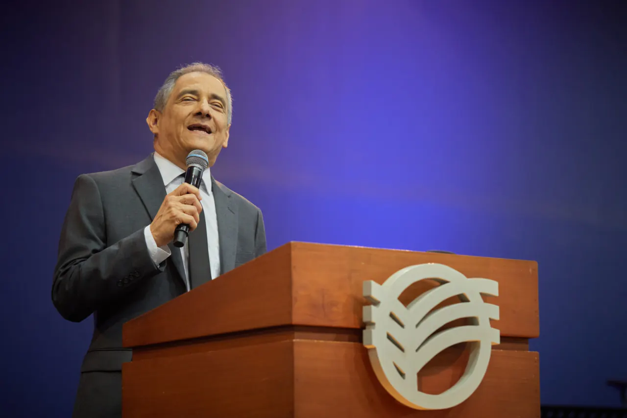 El pastor Mario Vega predicando en Misión Cristiana Elim