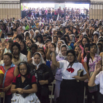 Asistencia masiva en el primer culto: Evento de Mujeres