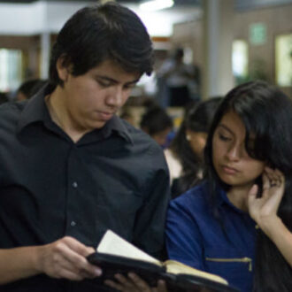 Jóvenes independientes, dependiendo de Dios