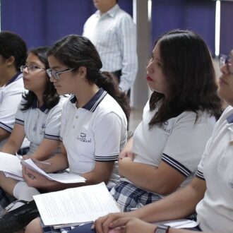Presentan documentales Ilumina en Liceo Getsemaní