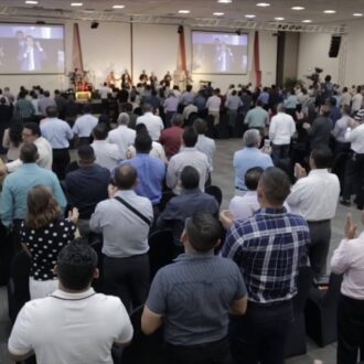 La importancia de la alabanza en la vida pastoral para la conexión con Dios